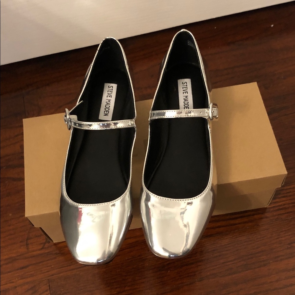 NWOT Steve Madden Caddie Silver Mary Jane Flats with Buckle Strap, Women Size 9